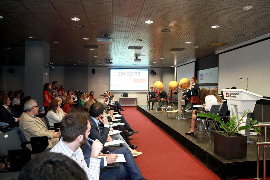 Primer Concurso de Debate Alcobendas - Universidad Europea de Madrid -  Panorámica de los participantes y asistentes.
