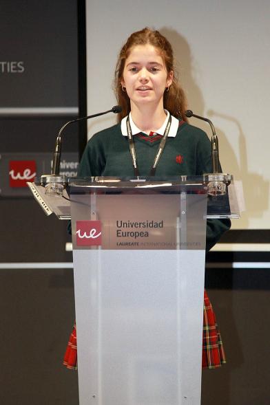 Primer Concurso de Debate Alcobendas - Universidad Europea de Madrid - Alumna en el atril.