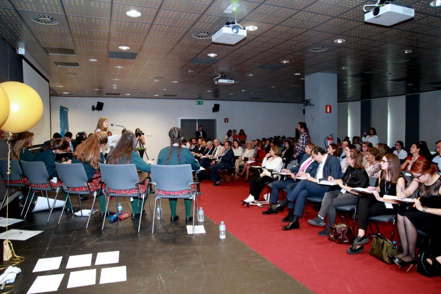 Primer Concurso de Debate Alcobendas - Universidad Europea de Madrid -  Panorámica de los participantes y asistentes.