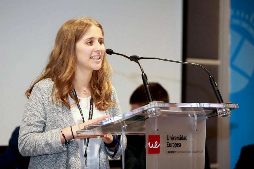 Primer Concurso de Debate Alcobendas - Universidad Europea de Madrid - Una alumna debatiendo.