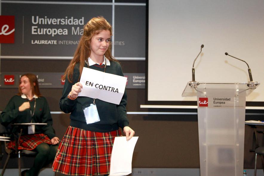 Primer Concurso de Debate Alcobendas - Universidad Europea de Madrid - Una alumna debatiendo.
