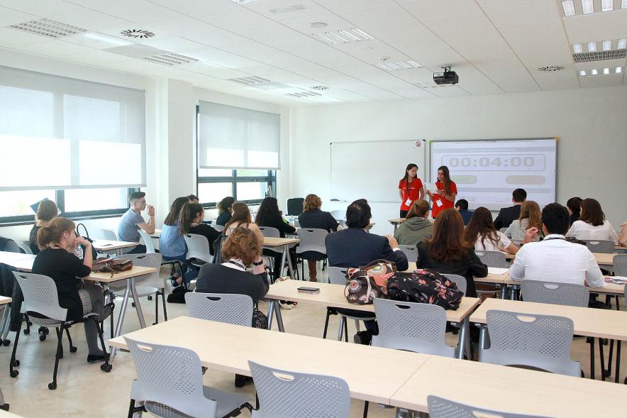 Primer Concurso de Debate Alcobendas - Universidad Europea de Madrid - Aula con partidipantes.