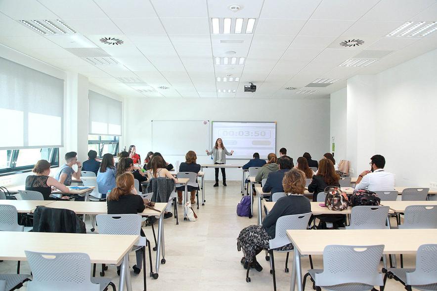 Primer Concurso de Debate Alcobendas - Universidad Europea de Madrid - Aula con participantes.