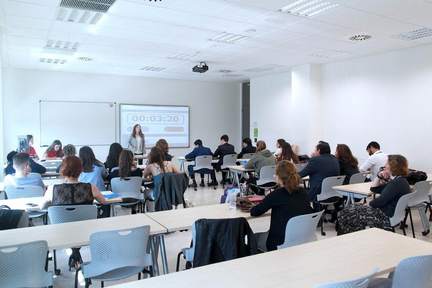 Primer Concurso de Debate Alcobendas - Universidad Europea de Madrid - Aula con participantes.