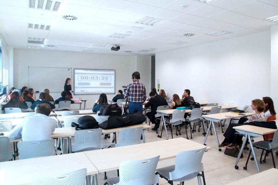 Primer Concurso de Debate Alcobendas - Universidad Europea de Madrid - Aula con participantes.