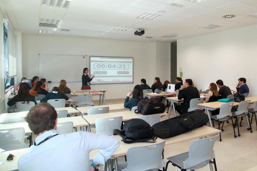 Primer Concurso de Debate Alcobendas - Universidad Europea de Madrid - Aula con participantes.