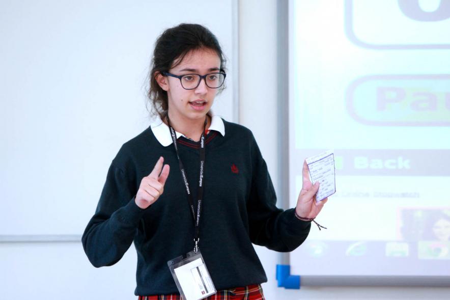 Primer Concurso de Debate Alcobendas - Universidad Europea de Madrid - Una alumna debatiendo.