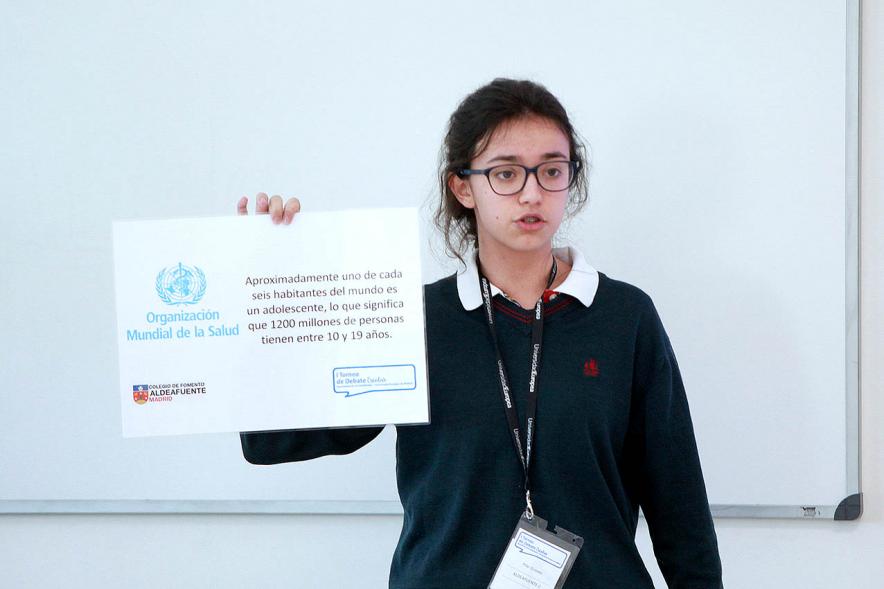 Primer Concurso de Debate Alcobendas - Universidad Europea de Madrid - Una alumna debatiendo.