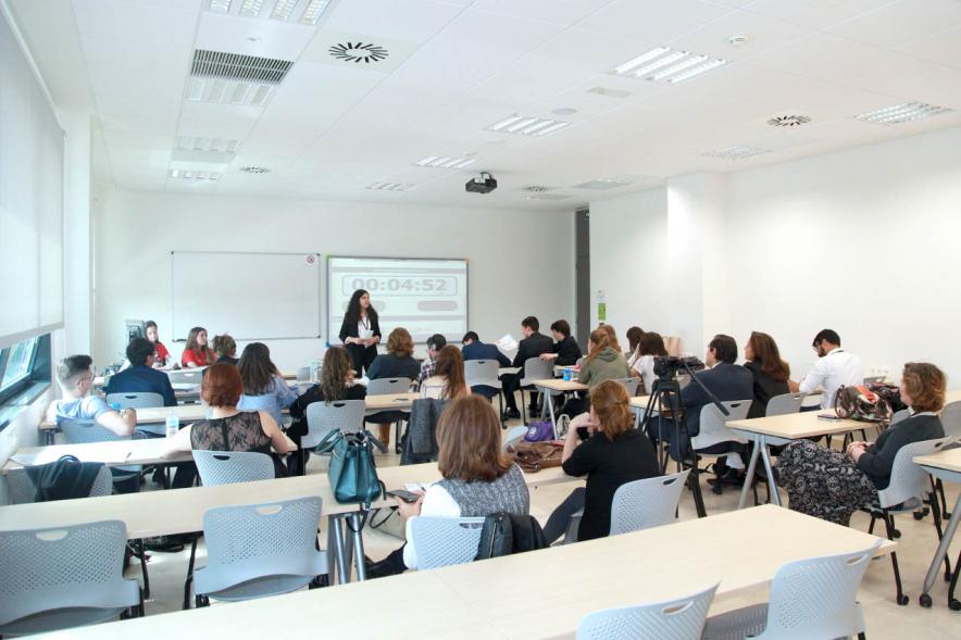 Primer Concurso de Debate Alcobendas - Universidad Europea de Madrid - Aula con participantes.