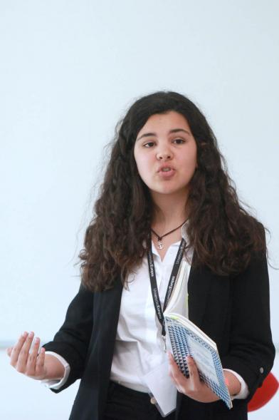 Primer Concurso de Debate Alcobendas - Universidad Europea de Madrid - Una alumna debatiendo.