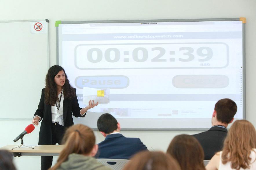 Primer Concurso de Debate Alcobendas - Universidad Europea de Madrid -  Aula con participantes.