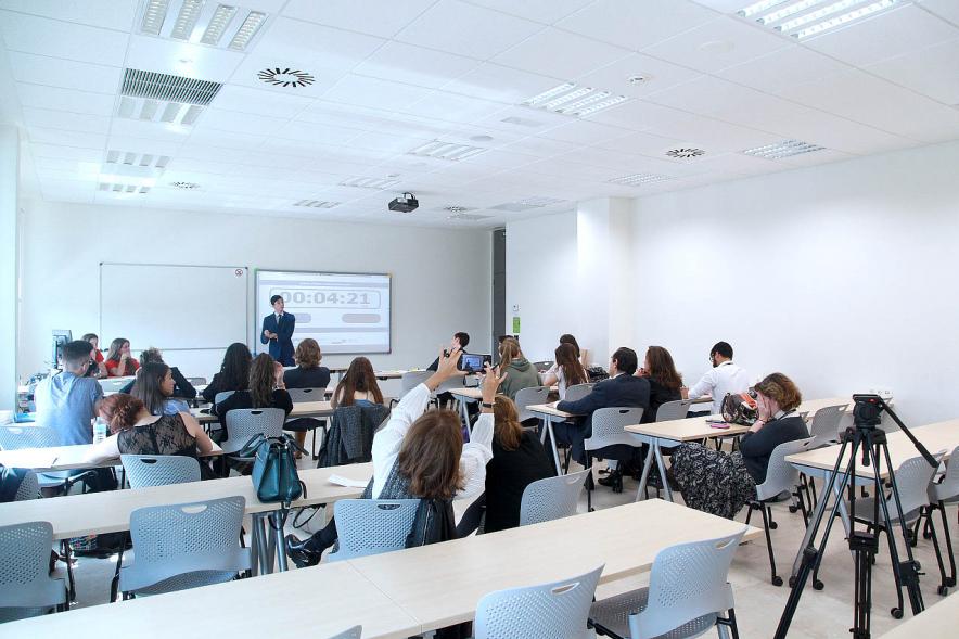 Primer Concurso de Debate Alcobendas - Universidad Europea de Madrid - Aula con participantes.