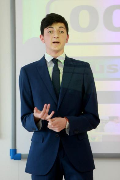 Primer Concurso de Debate Alcobendas - Universidad Europea de Madrid - Un alumno debatiendo.