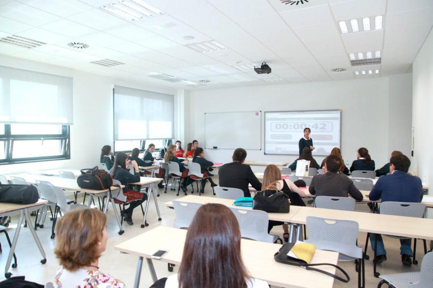 Primer Concurso de Debate Alcobendas - Universidad Europea de Madrid - Aula con participantes.