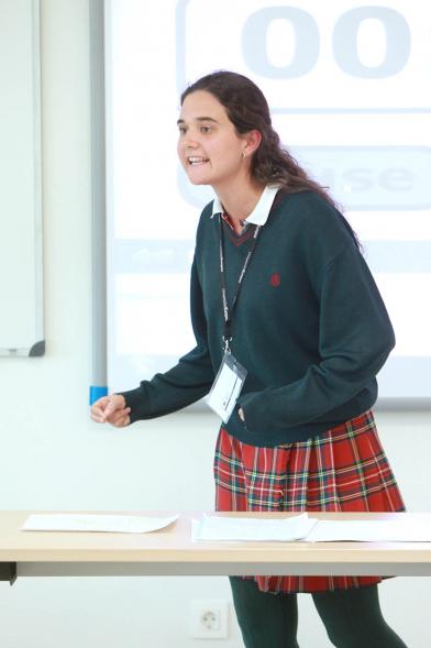 Primer Concurso de Debate Alcobendas - Universidad Europea de Madrid - Una alumna debatiendo.