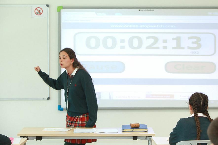 Primer Concurso de Debate Alcobendas - Universidad Europea de Madrid - Una alumna debatiendo.
