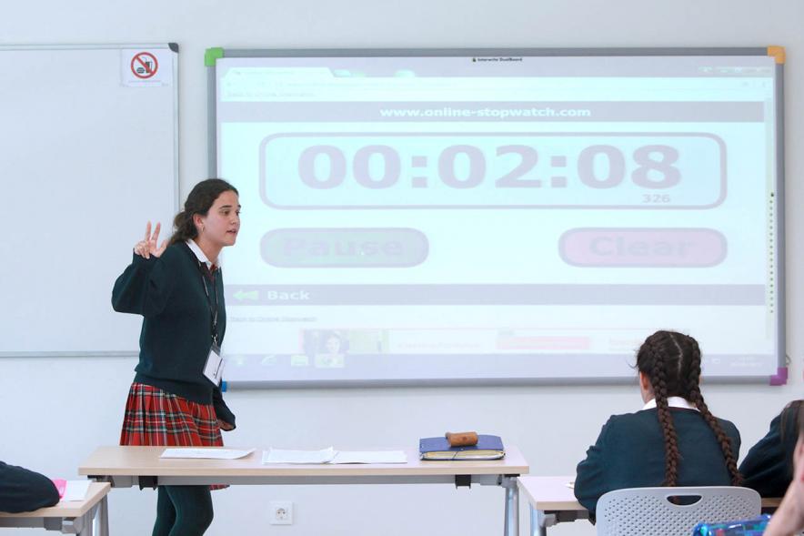 Primer Concurso de Debate Alcobendas - Universidad Europea de Madrid - Una alumna debatiendo.