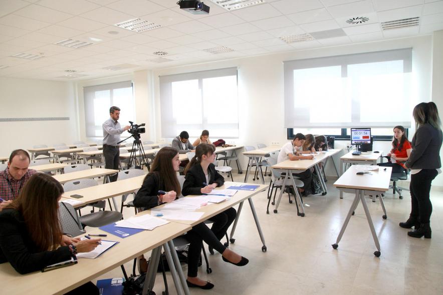 Primer Concurso de Debate Alcobendas - Universidad Europea de Madrid - Aula con participantes.
