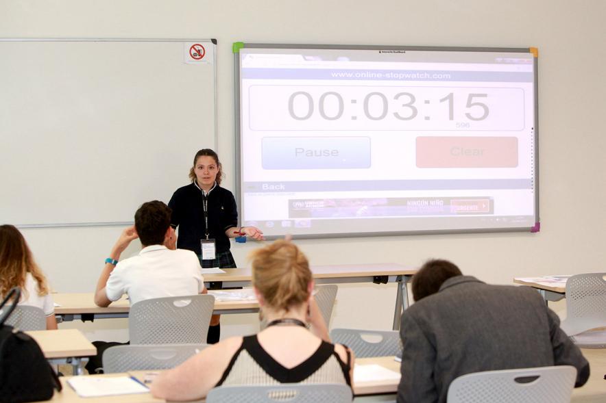 Primer Concurso de Debate Alcobendas - Universidad Europea de Madrid - Aula con participantes.