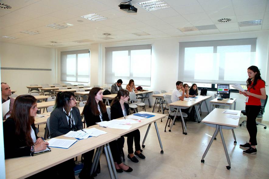 Primer Concurso de Debate Alcobendas - Universidad Europea de Madrid - Aula con participantes.
