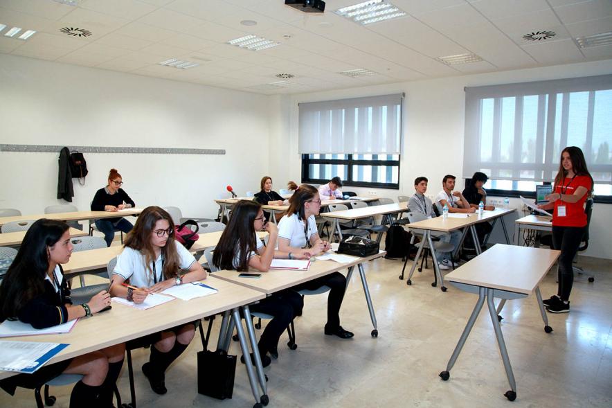 Primer Concurso de Debate Alcobendas - Universidad Europea de Madrid - Aula con participantes.