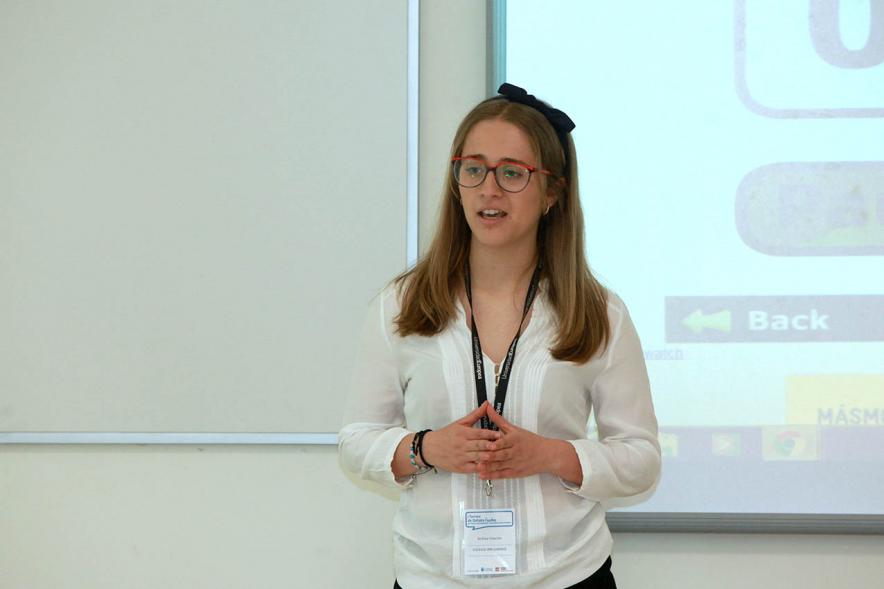 Primer Concurso de Debate Alcobendas - Universidad Europea de Madrid - Una alumna debatiendo.