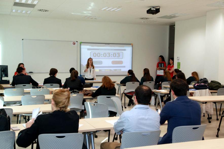 Primer Concurso de Debate Alcobendas - Universidad Europea de Madrid - Aula con participantes.