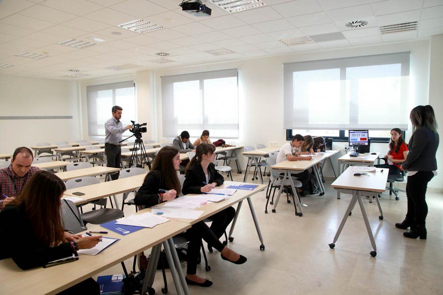 Primer Concurso de Debate Alcobendas - Universidad Europea de Madrid - Aula con participantes.