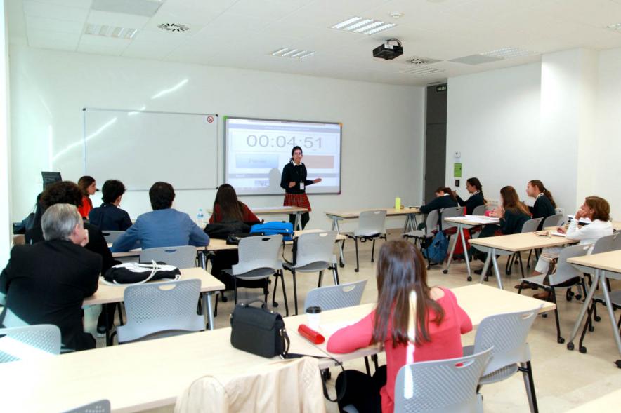 Primer Concurso de Debate Alcobendas - Universidad Europea de Madrid - Aula con participantes.