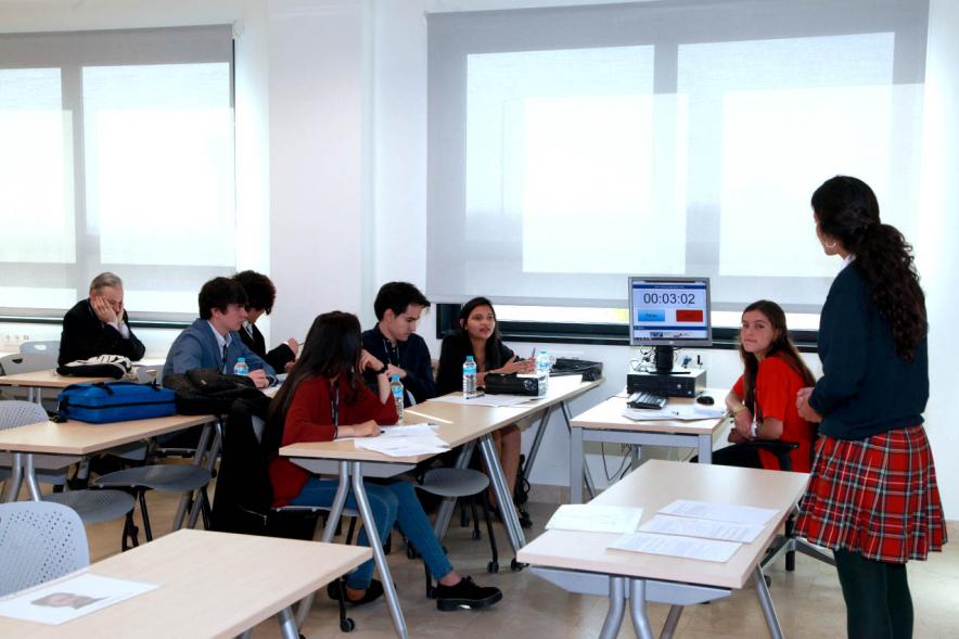 Primer Concurso de Debate Alcobendas - Universidad Europea de Madrid - Aula con participantes.