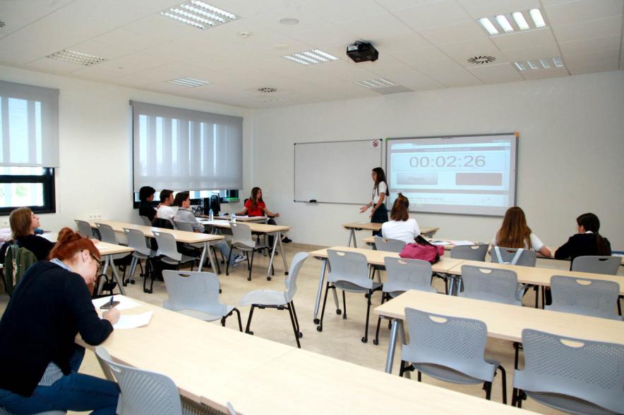 Primer Concurso de Debate Alcobendas - Universidad Europea de Madrid - Aula con participantes.