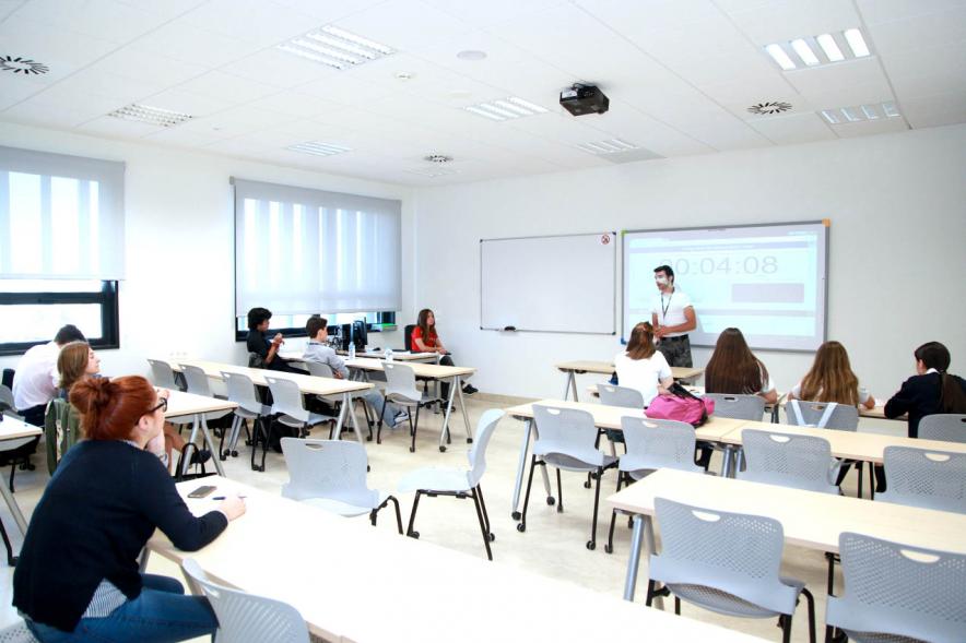 Primer Concurso de Debate Alcobendas - Universidad Europea de Madrid - Aula con participantes.
