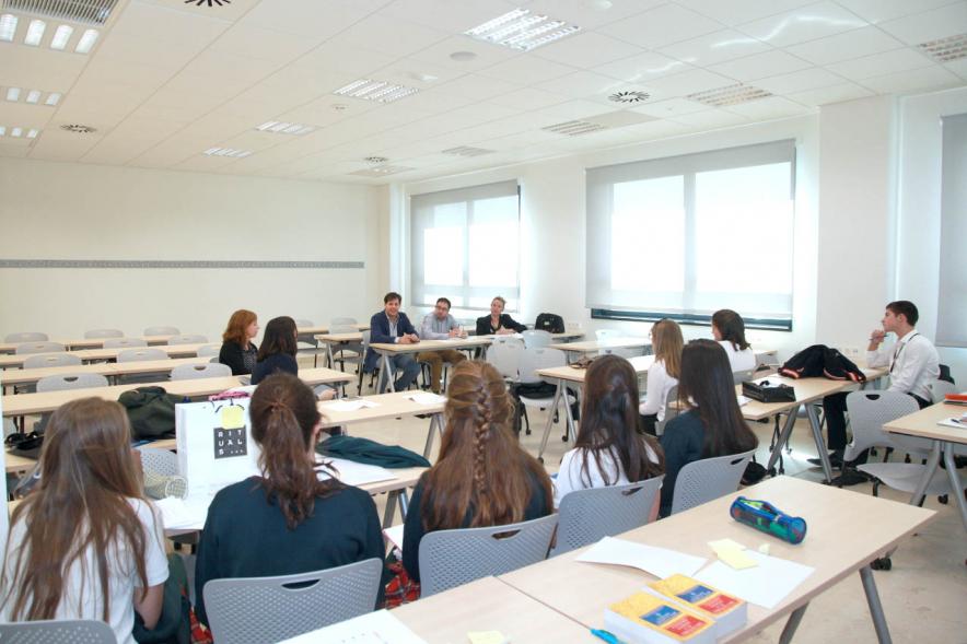 Primer Concurso de Debate Alcobendas - Universidad Europea de Madrid - Aula con participantes.