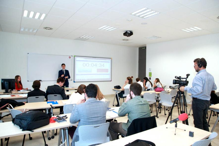 Primer Concurso de Debate Alcobendas - Universidad Europea de Madrid - Aula con participantes.