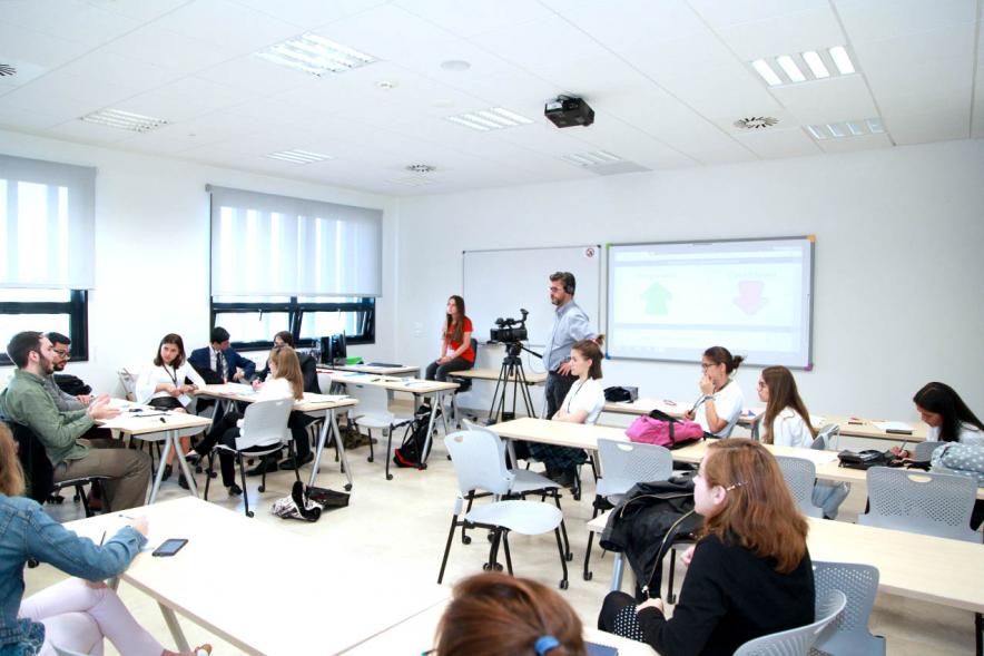 Primer Concurso de Debate Alcobendas - Universidad Europea de Madrid - Aula con participantes.