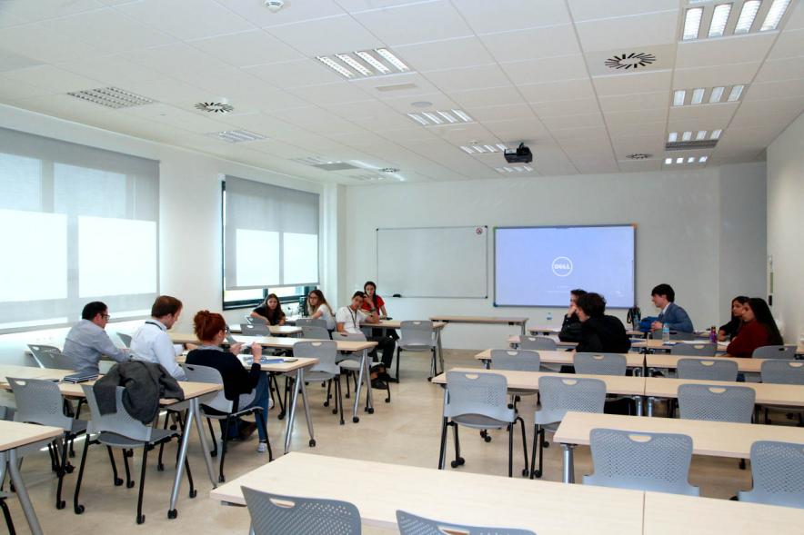 Primer Concurso de Debate Alcobendas - Universidad Europea de Madrid - Aula con participantes.