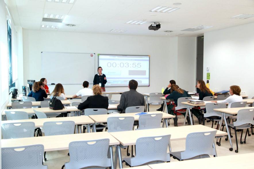 Primer Concurso de Debate Alcobendas - Universidad Europea de Madrid - Aula con participantes.