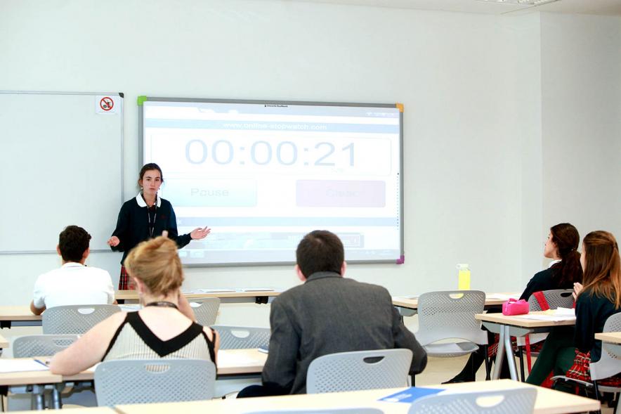 Primer Concurso de Debate Alcobendas - Universidad Europea de Madrid - Aula con participantes.