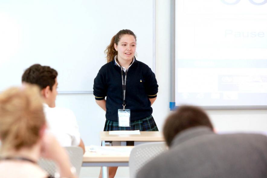 Primer Concurso de Debate Alcobendas - Universidad Europea de Madrid - Una alumna debatiendo.