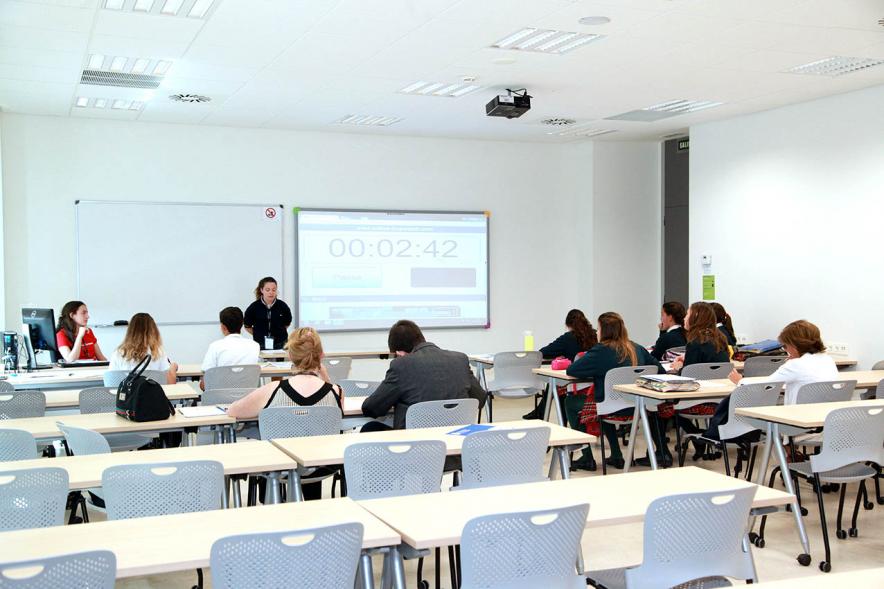 Primer Concurso de Debate Alcobendas - Universidad Europea de Madrid - Aula con participantes