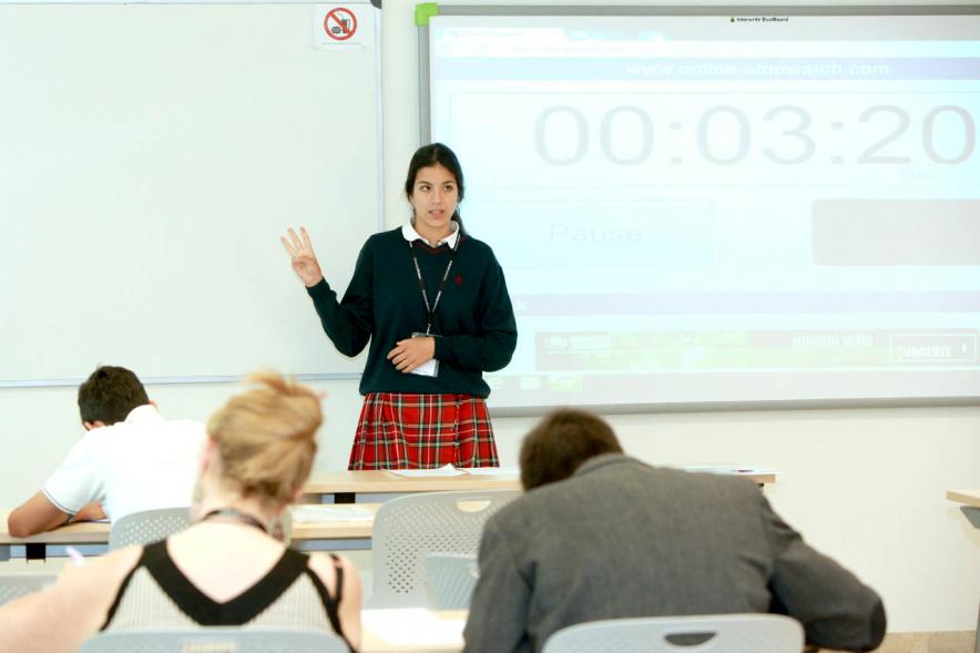 Primer Concurso de Debate Alcobendas - Universidad Europea de Madrid - Una alumna debatiendo.