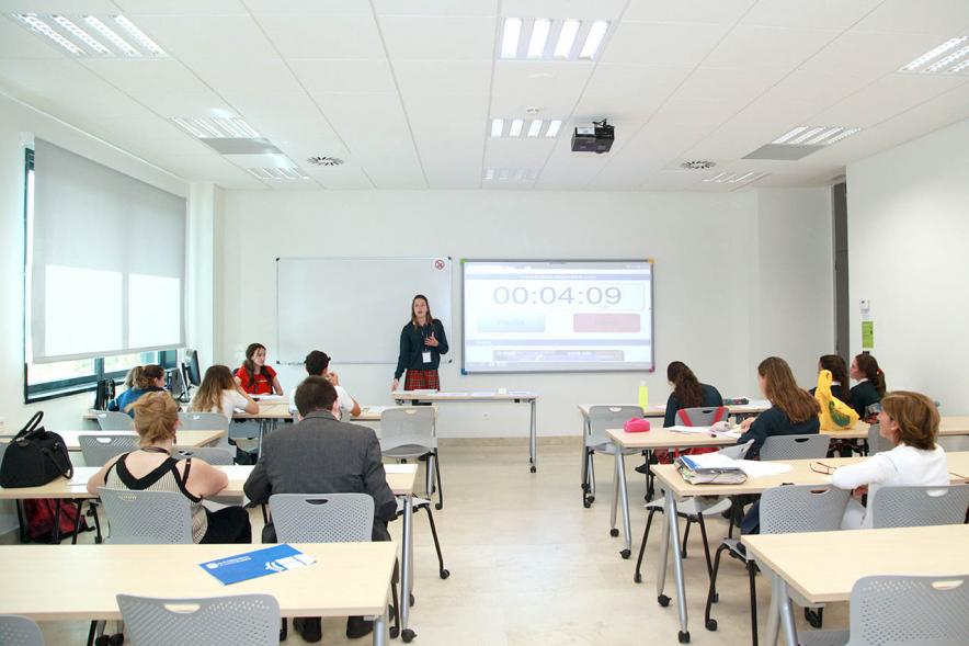 Primer Concurso de Debate Alcobendas - Universidad Europea de Madrid - Aula con participantes.