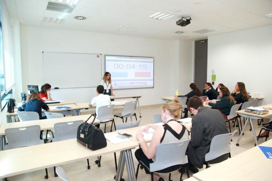 Primer Concurso de Debate Alcobendas - Universidad Europea de Madrid - Aula con participantes.