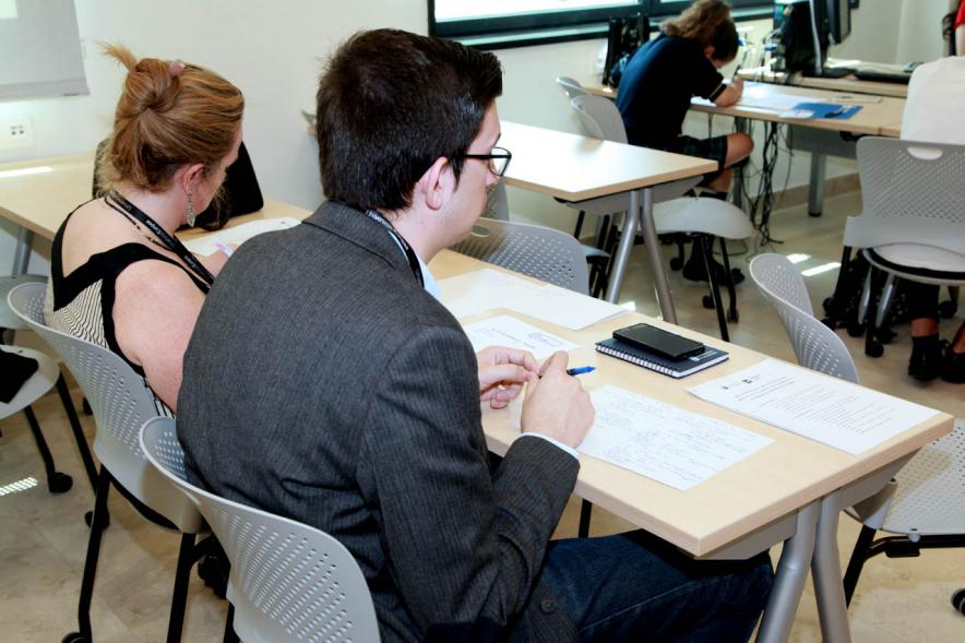 Primer Concurso de Debate Alcobendas - Universidad Europea de Madrid - Aula con participantes.