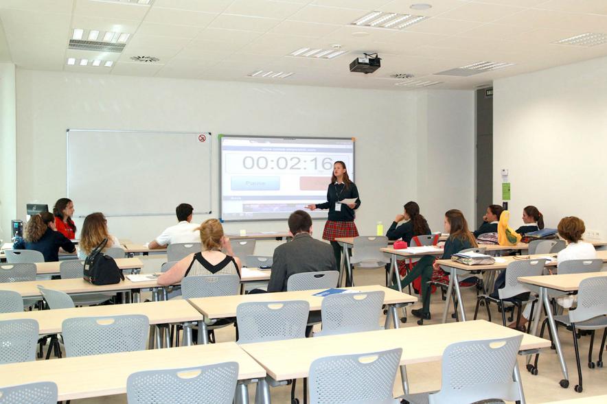 Primer Concurso de Debate Alcobendas - Universidad Europea de Madrid - Aula con participantes.