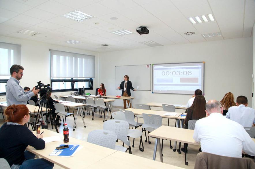 Primer Concurso de Debate Alcobendas - Universidad Europea de Madrid - Aula con participantes.