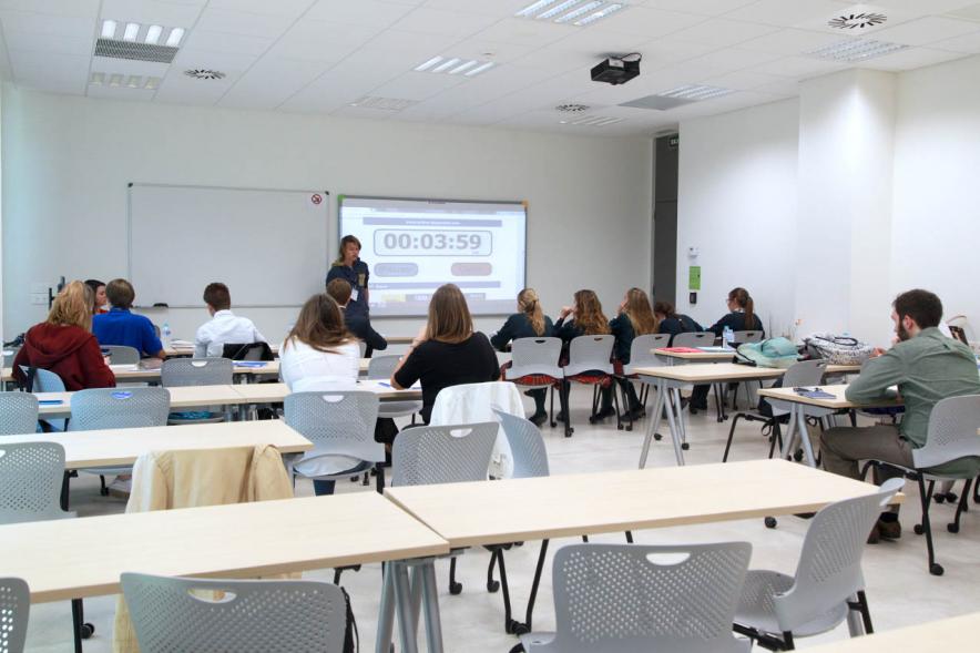Primer Concurso de Debate Alcobendas - Universidad Europea de Madrid - Aula con participantes.
