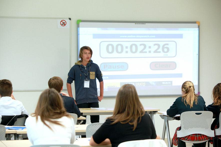 Primer Concurso de Debate Alcobendas - Universidad Europea de Madrid - Un alumno debatiendo.