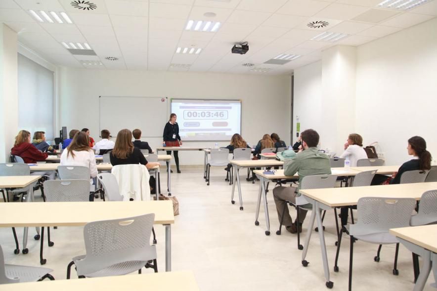 Primer Concurso de Debate Alcobendas - Universidad Europea de Madrid - Aula con participantes.