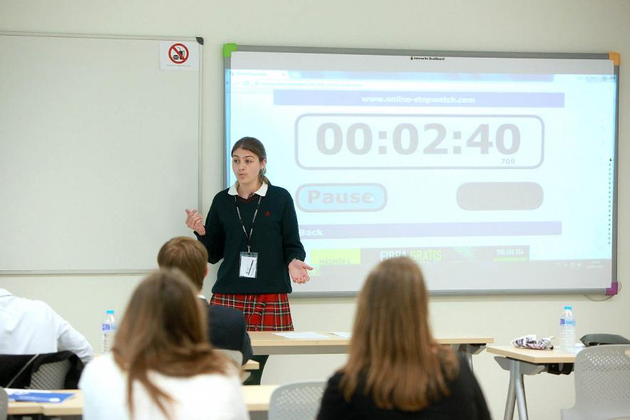Primer Concurso de Debate Alcobendas - Universidad Europea de Madrid - Una alumna debatiendo.